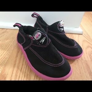 Speedo toddler girls sz L 9/10 water shoes. Black w/ pink soles and accents